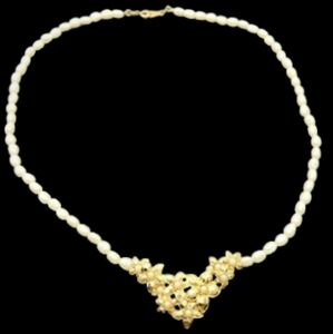 ⚠️SALE⚠️ Vintage 9.25" Avon Pearl Necklace With Gold Centerpiece